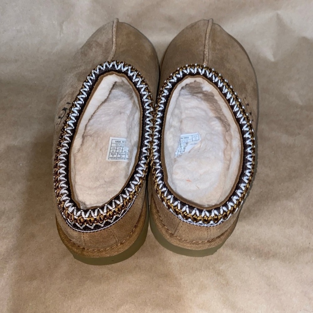 UGGS - Picture 2 of 3